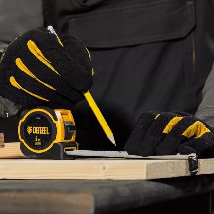 Рулетка Denzel 5м х 25мм, двухкомп. корпус, магнитный обрезиненный зацеп, 31532 купить в Ижевске