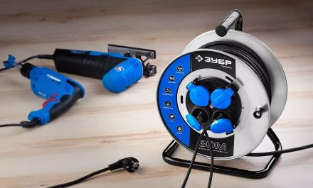 Удлинитель ЗУБР &quot;ПРОФИ&quot; на металл катушке, КГ 3х1,5кв мм, морозостойкий, 4 гнезда, IP44, макс мощность 3500Вт, 50м 55085-50 купить в Ижевске