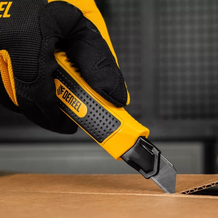 Нож Denzel, 18 мм, сменное лезвие, SK4, корпус из цинкового сплава + TPR, торцевой зажим 78904 купить в Ижевске