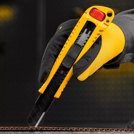 Нож Denzel, 18 мм, сменное лезвие, SK4, корпус из цинкового сплава + TPR, торцевой зажим 78904 купить в Ижевске