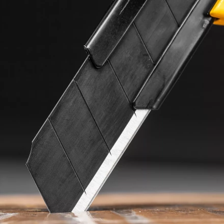 Нож Denzel, 18 мм, сменное лезвие, SK4, корпус из цинкового сплава + TPR, торцевой зажим 78904 купить в Ижевске