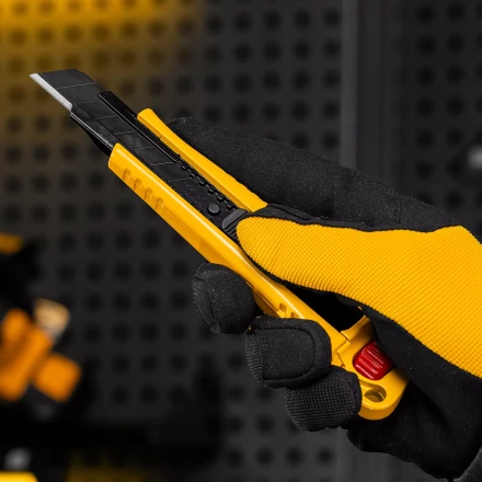 Нож Denzel, 18 мм, сменное лезвие, SK4, корпус из цинкового сплава + TPR, торцевой зажим 78904 купить в Ижевске