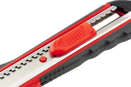 Нож 18мм, выдвижное лезвие, металлическая направляющая, эргономичная двухкомпонентная рукоятка MATRIX 78933 купить в Ижевске