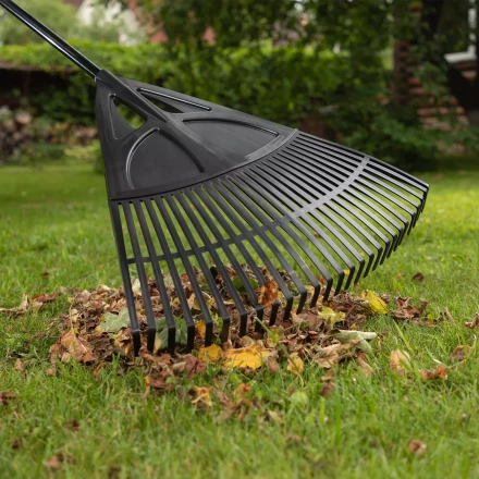 Грабли веерные пластиковые, 620 х 1750 мм, 27 плоских зубьев, алюминиевый черенок, Россия, Palisad 61806 купить в Ижевске