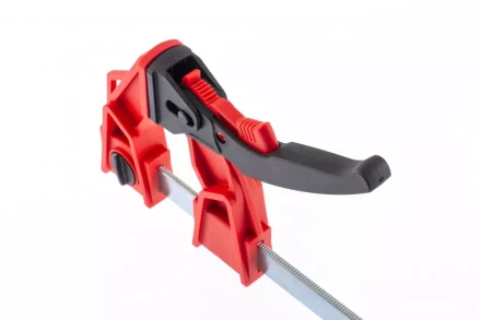 Струбцина реечная быстрозажимная усиленная пластиковый корпус рычажно-храповой механизм 250 х 100 х 401 мм штанга 5 х 22 мм Matrix 20727 купить в Ижевске