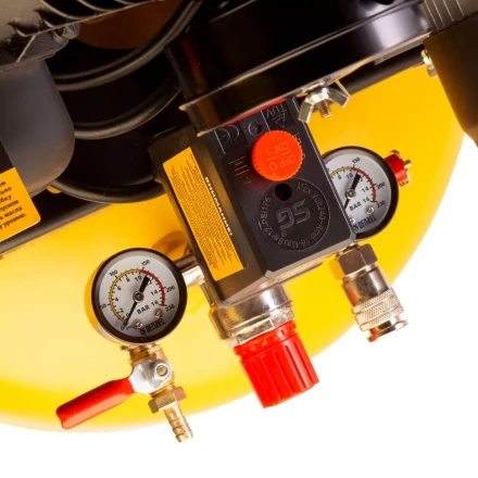 Компрессор воздушный BCV2200/100V, ременный привод , 2.3 кВт, 100 литров, 440 л/мин Denzel 58112 купить в Ижевске