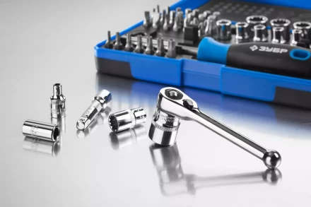 Набор ЗУБР &quot;ПРОФИ&quot;: Отвертка с двухкомп рукояткой, насадки и мини трещетка, 47 предм, пластиковый бокс 25283-H47 купить в Ижевске