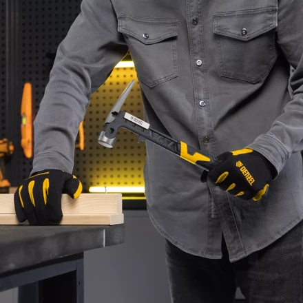 Молоток строительный 450 г, цельнокованый,боек с магнитом, двухкомп. обрезин. рук-ка Denzel 10468 купить в Ижевске