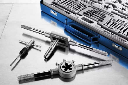 Набор метчиков и плашек ЗУБР &quot;ПРОФЕССИОНАЛ&quot;, сталь Р6М5, 110 предметов 28110-H110 купить в Ижевске