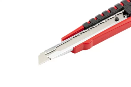 Нож 9мм выдвижное лезвие металлическая направляющая эргономичная двухкомпонентная рукоятка вес 90 грамм MATRIX 78937 купить в Ижевске