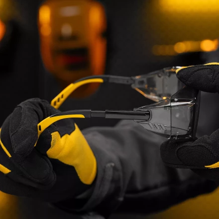 Очки защитные открытые Denzel 89203, поликарбонатные, увеличенная дымчатая линза, регулируемые дужки купить в Ижевске