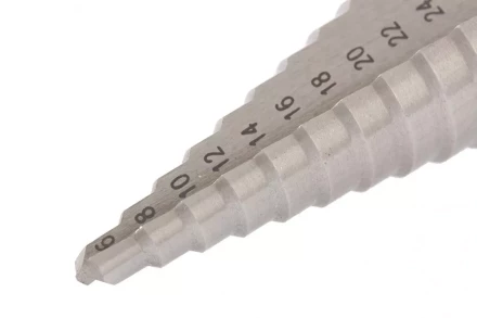 Сверло ступенчатое 6-8-10-12-14-16-18-20-22-24-26-28-30 мм Р6М5 трехгранный хвостовик Барс 72362 купить в Ижевске